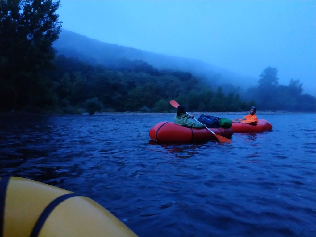 Packrafting dans le brouillard