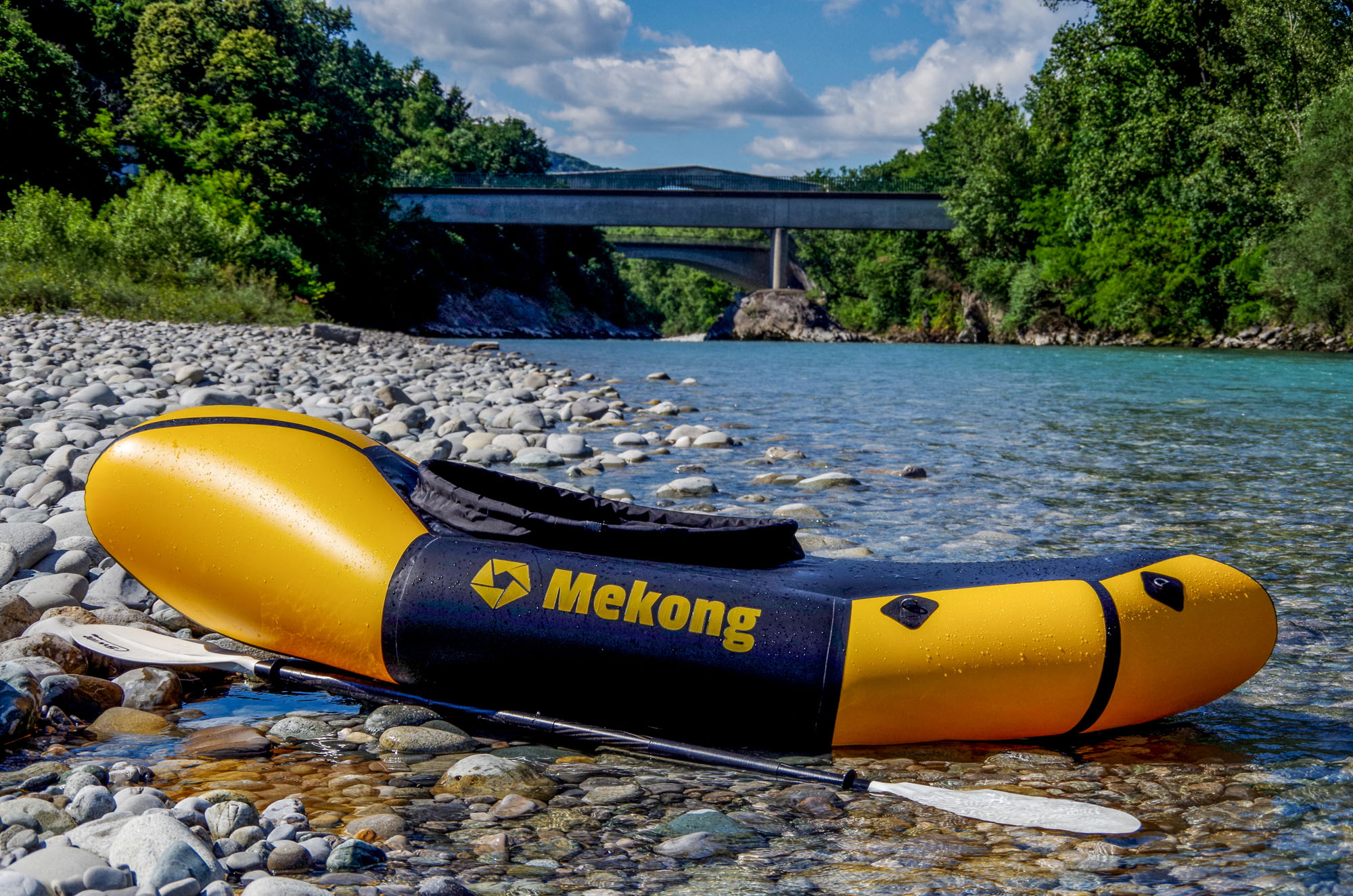 packraft fabriqué en france sur le bord de la rivière