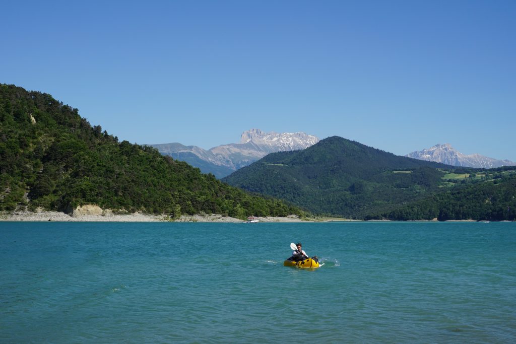 packraft traversée d'un lac dans les alpes