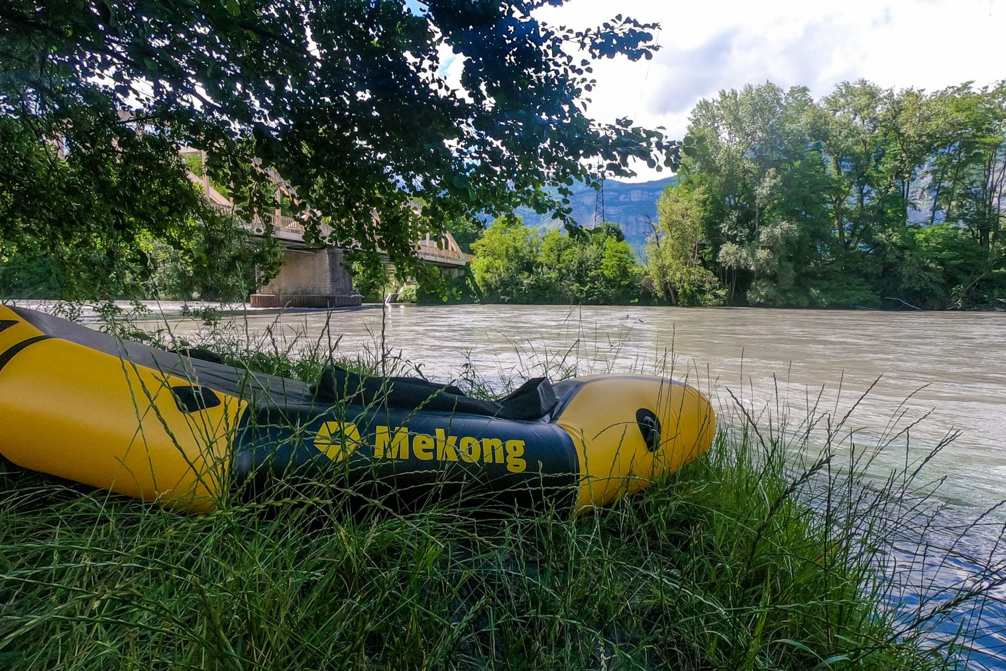 Packraft Mekong dans l'Herbe sur le bord de l'Isère