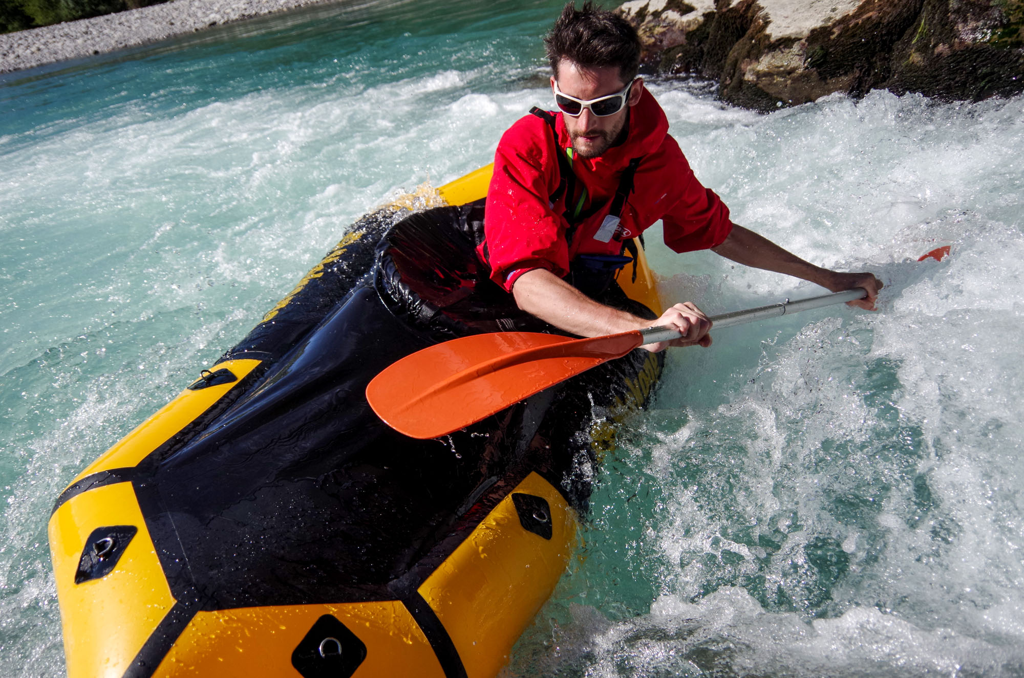Packraft stable dans le rapide