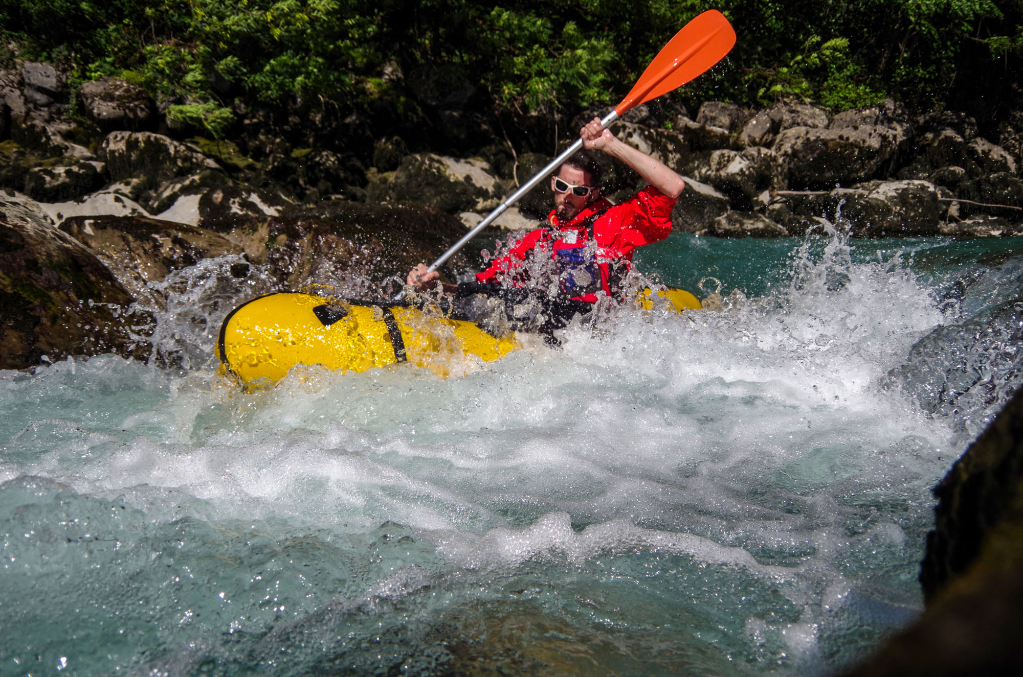 Passage dans le rapide de Claix packrafting