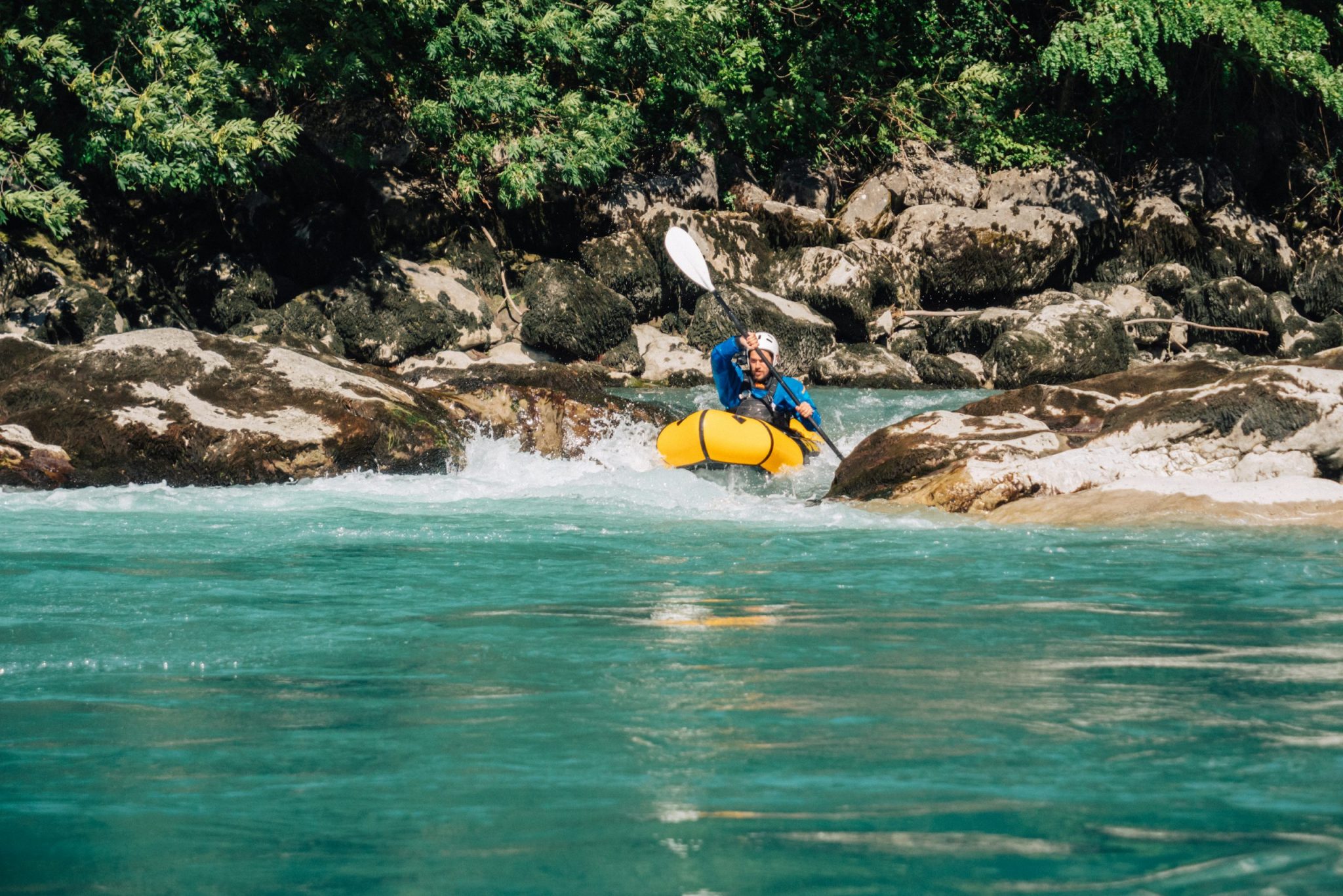 Packraft dans l'eau vive