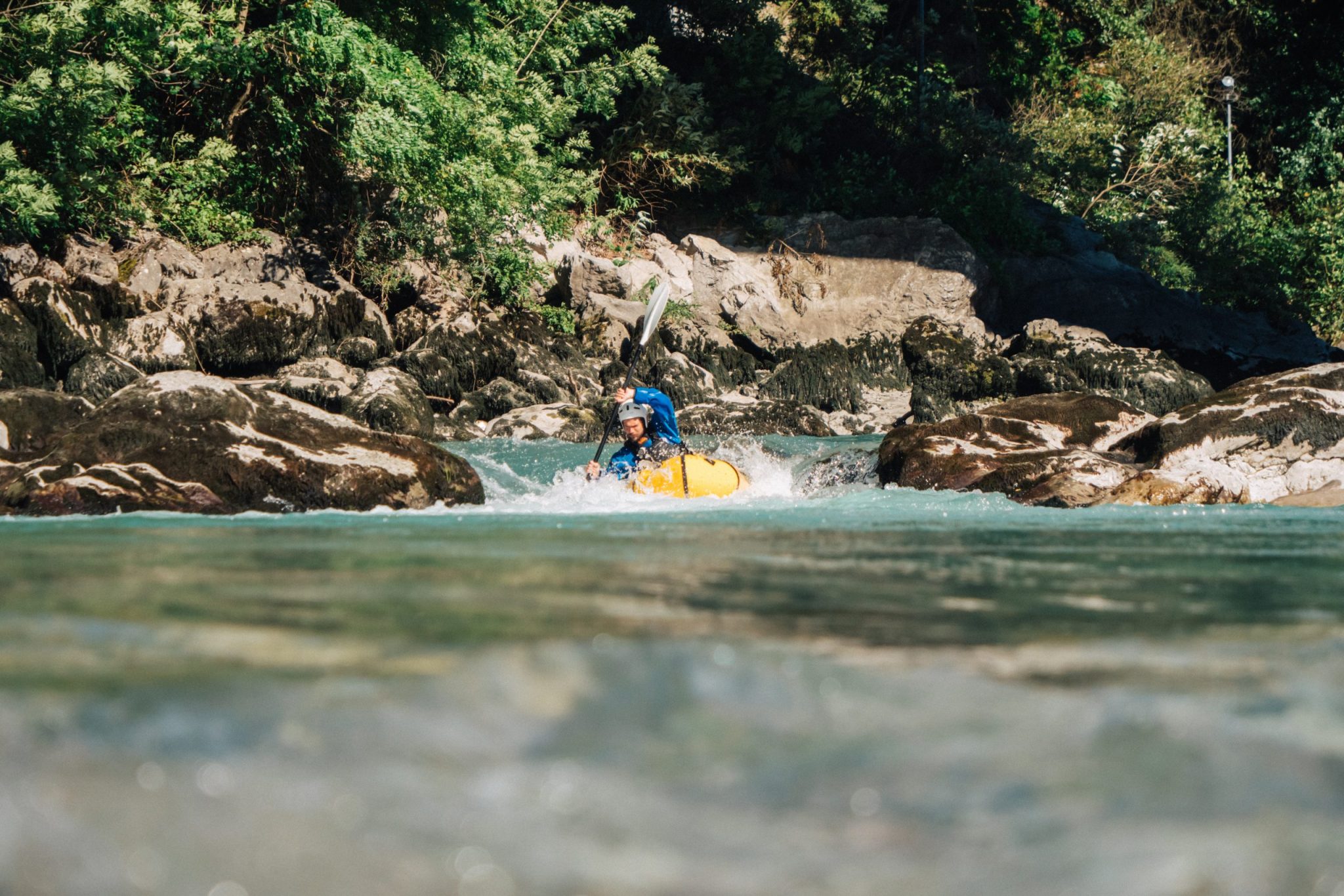 Packraft Mekong dans le rapide du drac
