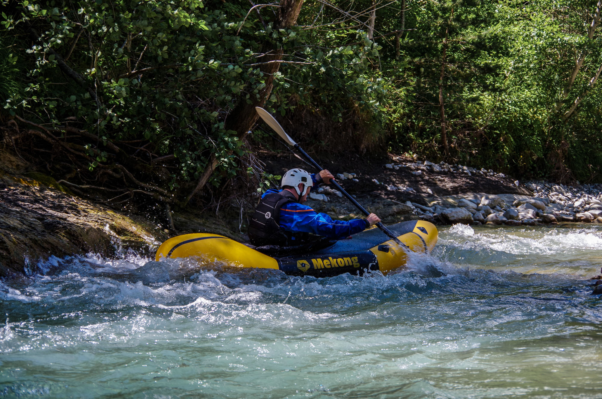 Passage sur des petots rapides en Packraft Mekong