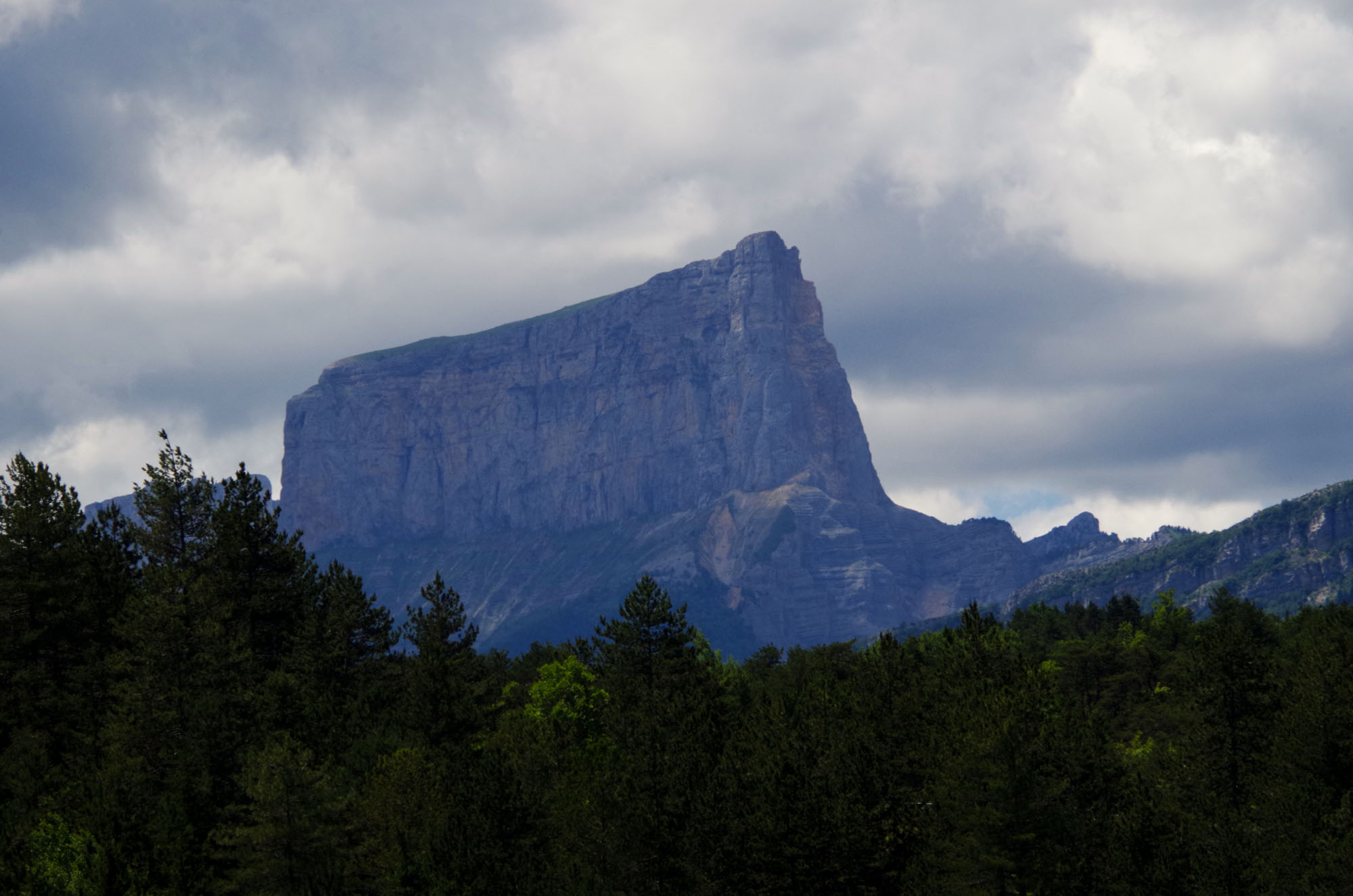 Le Mont Aiguille s'impose sur le panorama de l'Ebron