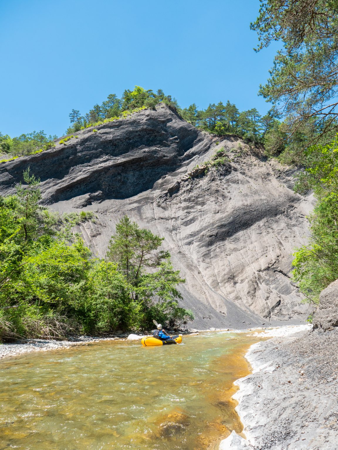 Packraft Mekong jaune et noir sur l'Ebron