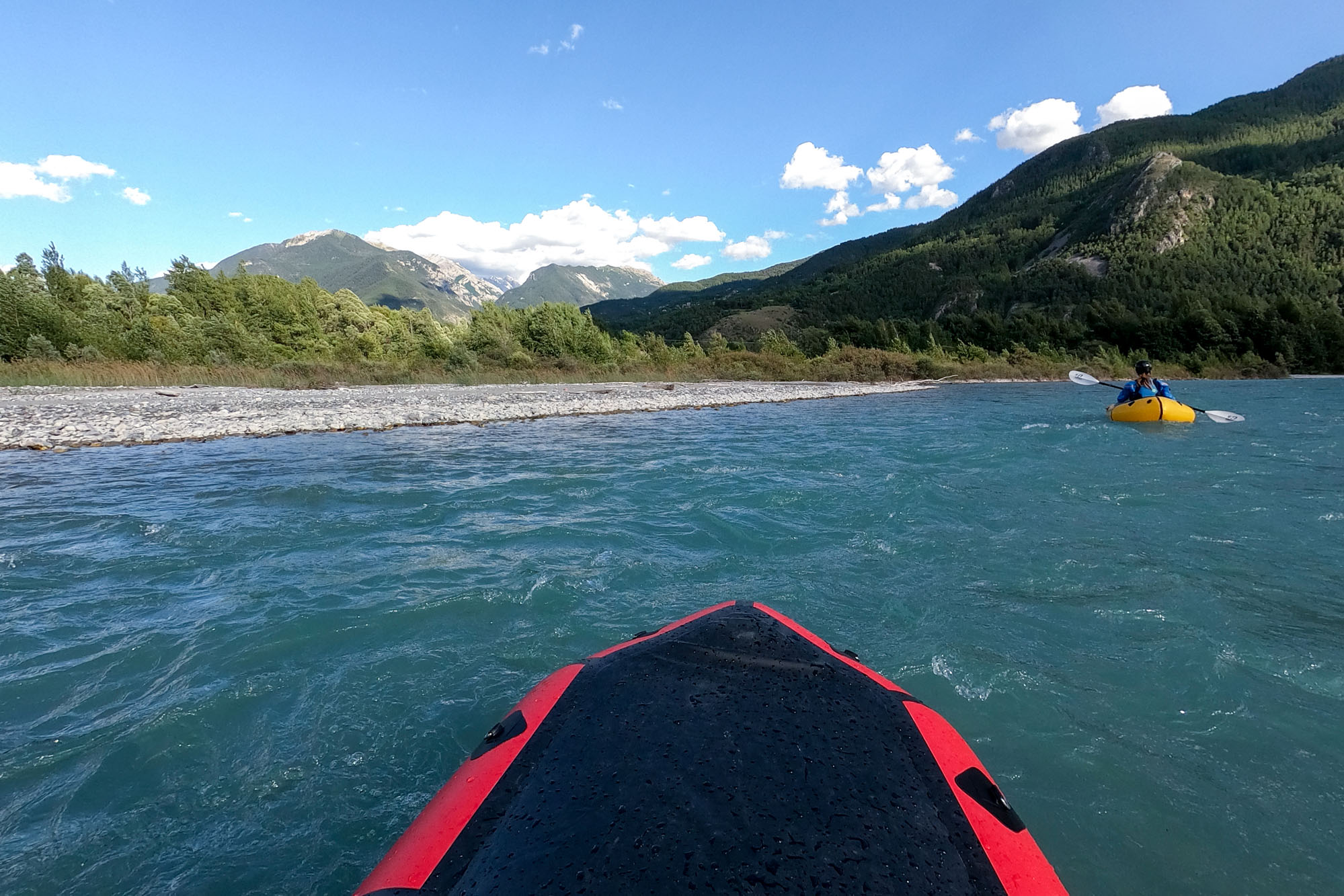 Packraft Mekong rouge et noir sur une rivière made in france