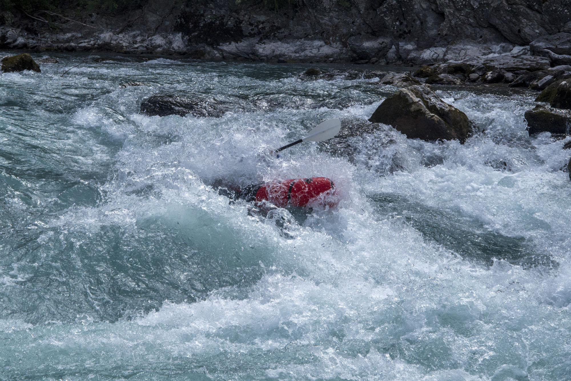 Packraft Mekong traversant une vague de la Durance (29)