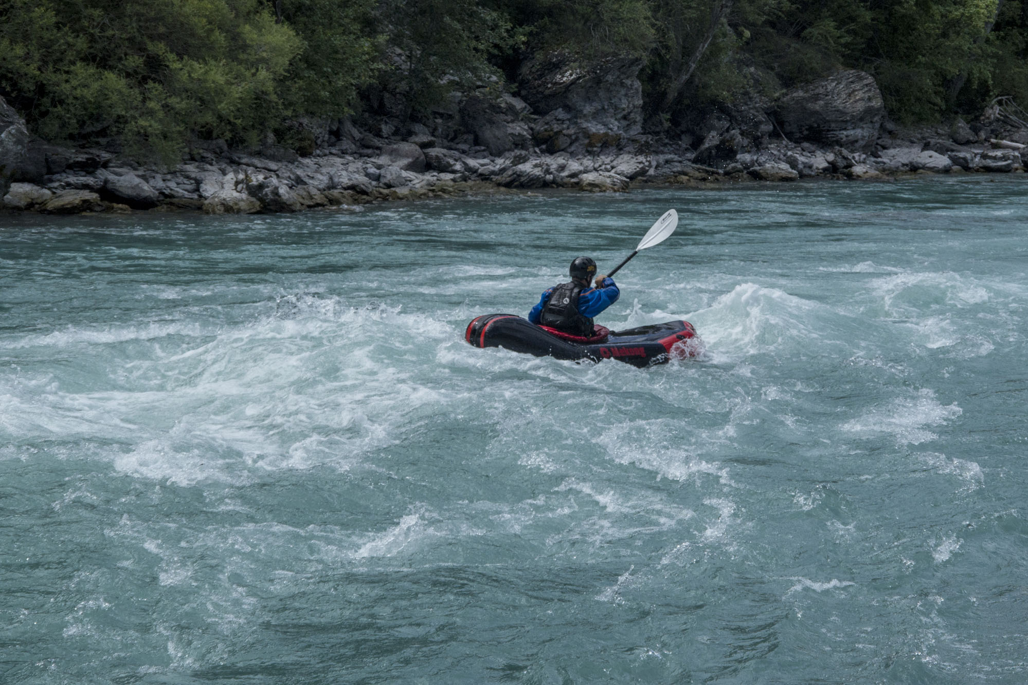 packraft mekong noir et rouge sur la Durance