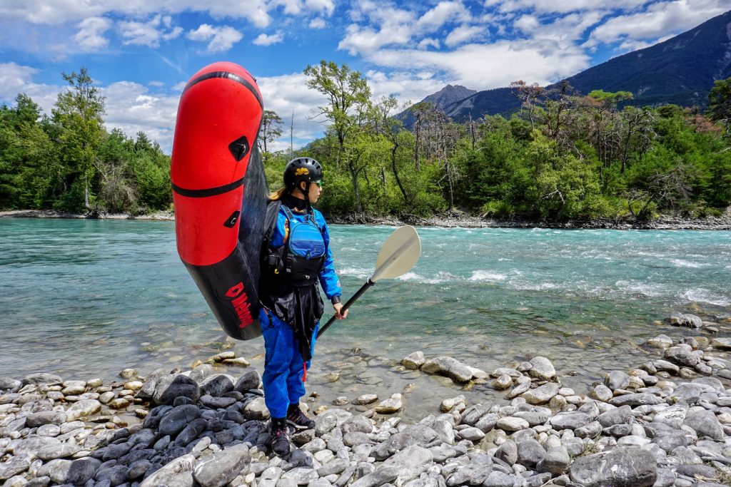 packraft mekong rouge et noir combinaison étanche demoiselle bord de rivière turquoise