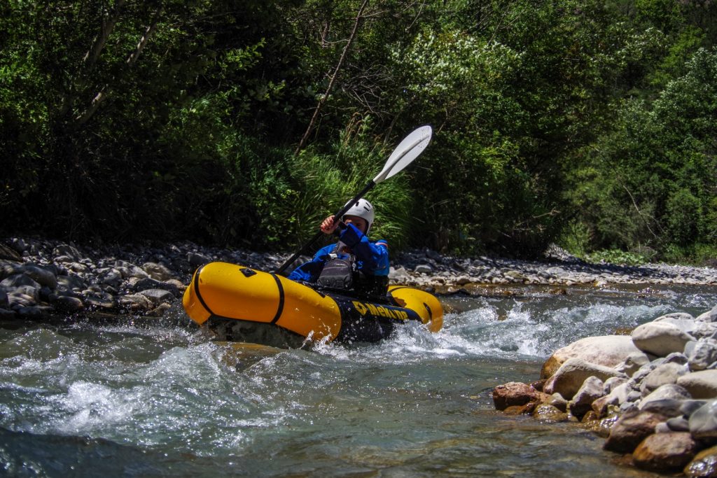 packraft mekong jaune et noir dans rapide de rivière