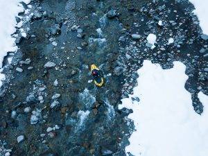 packraft mekong jaune et noir sur rivière dans les alpes avec neige