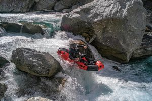 Saut d'une cascade en packraft Mekong