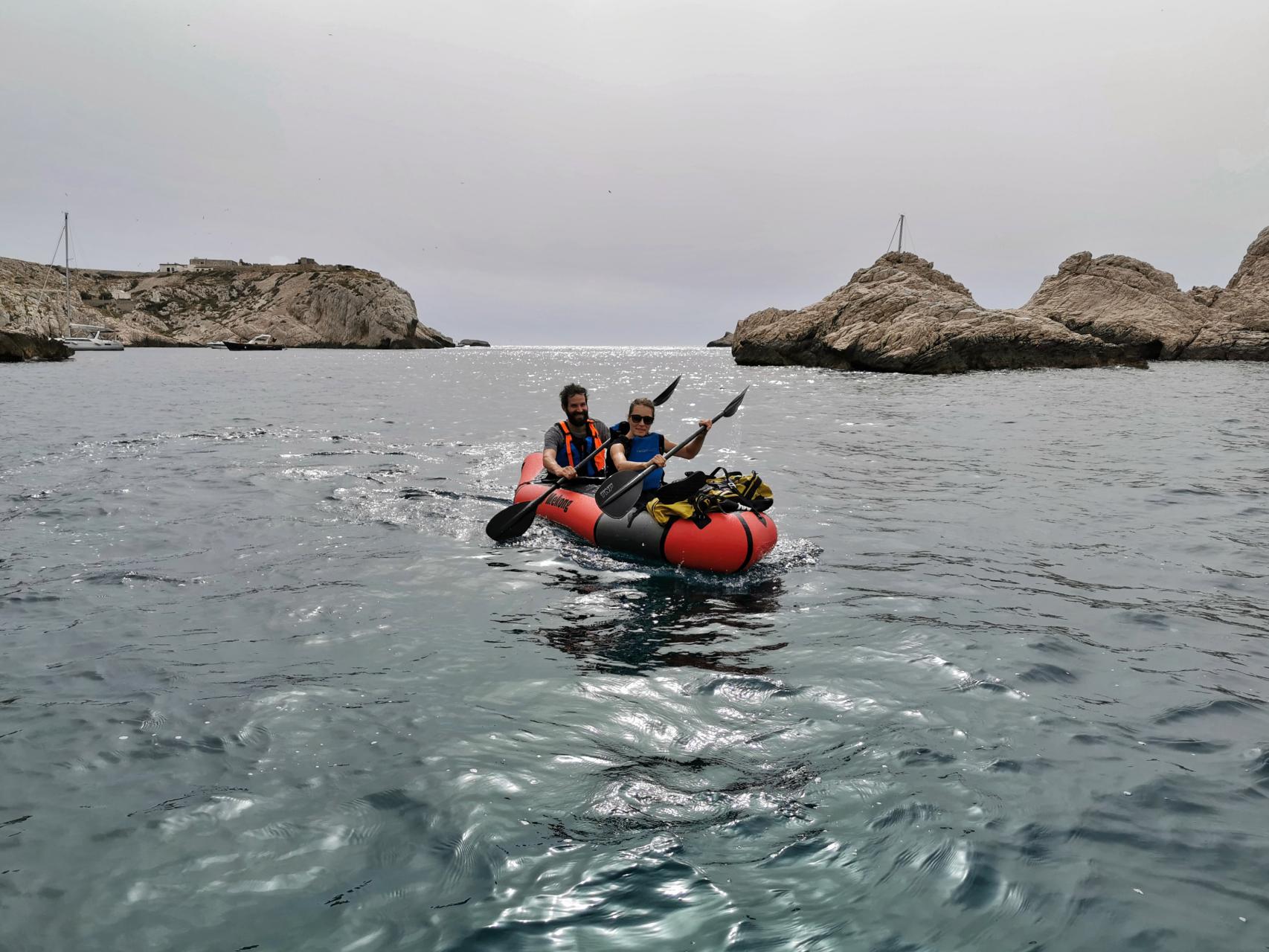 Tour des iles du Frioul en packraft Mekong, les Calanques au large de Marseille