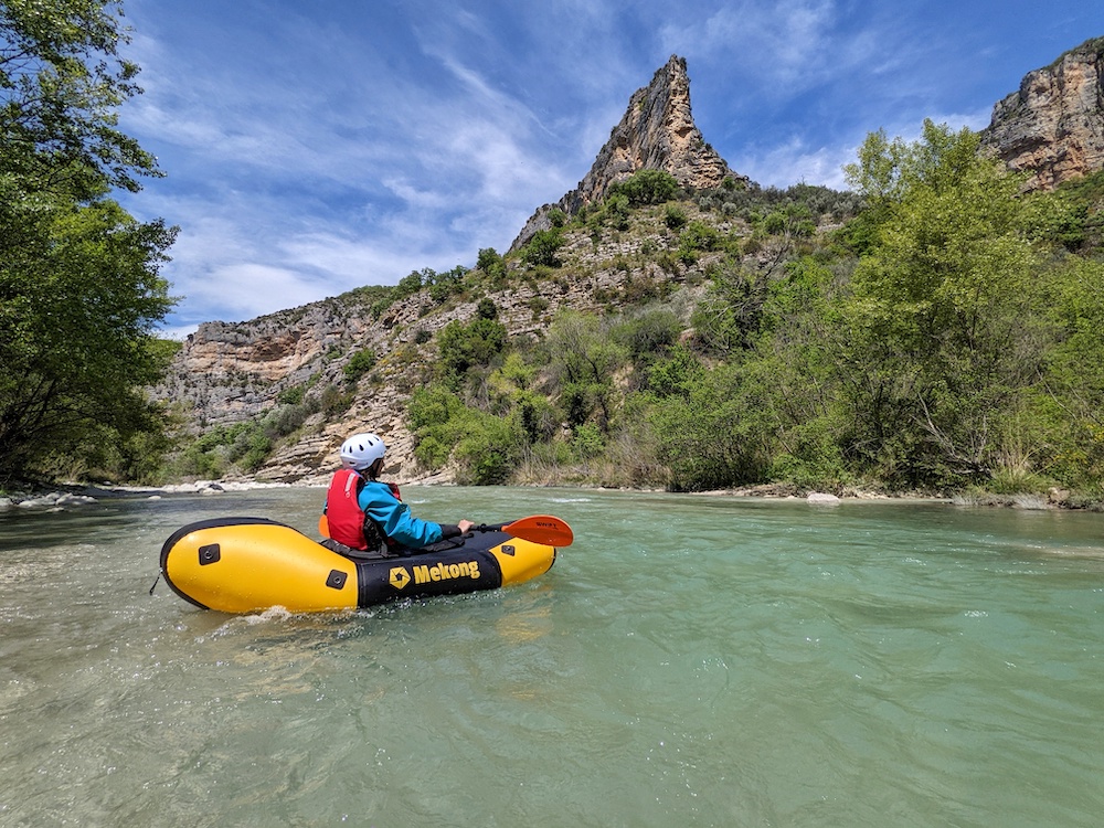 Packraft Mekong jaune et noir sur eygues