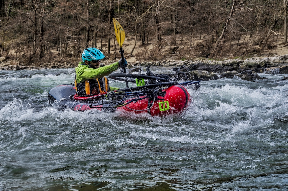 un packraft mekong avec un vélo fixé à l'avant sur l'ardeche