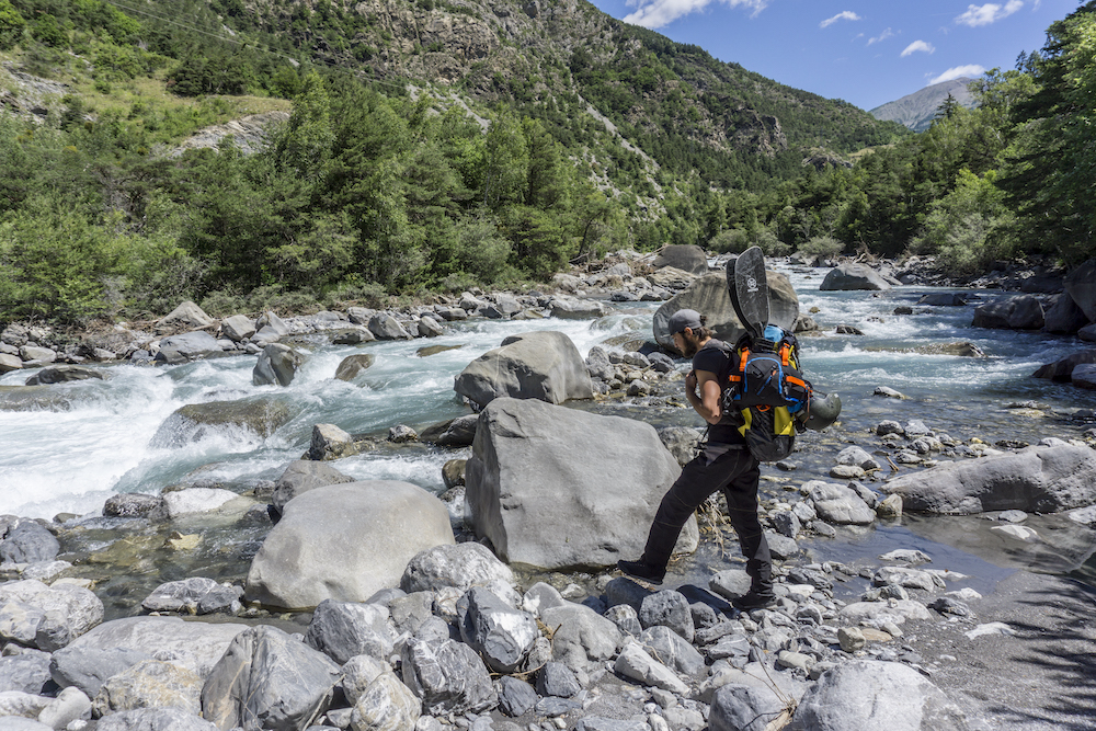 randonneur avec un packraft mekong Ubaye