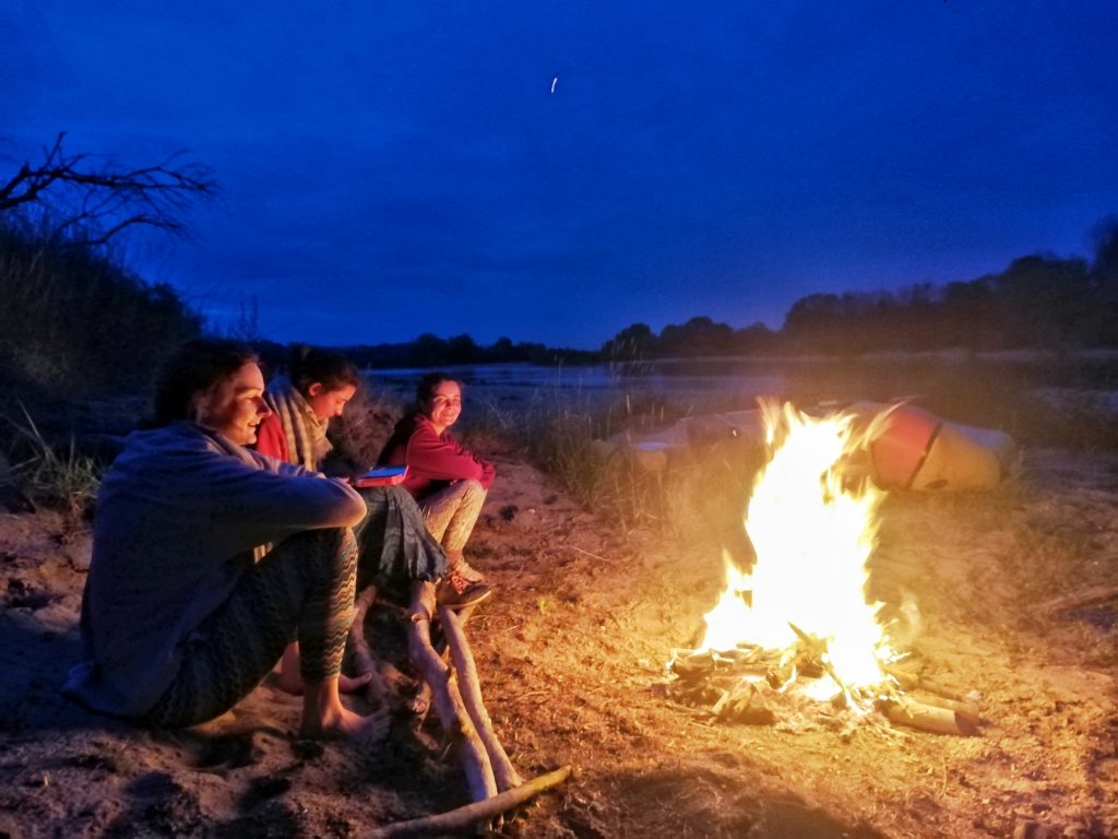 Feu de camp sur le bord de la Loire