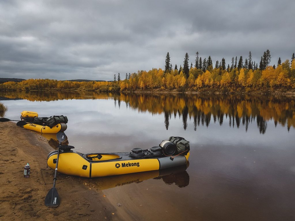 Packraft Mekong posés au bord du lac inari