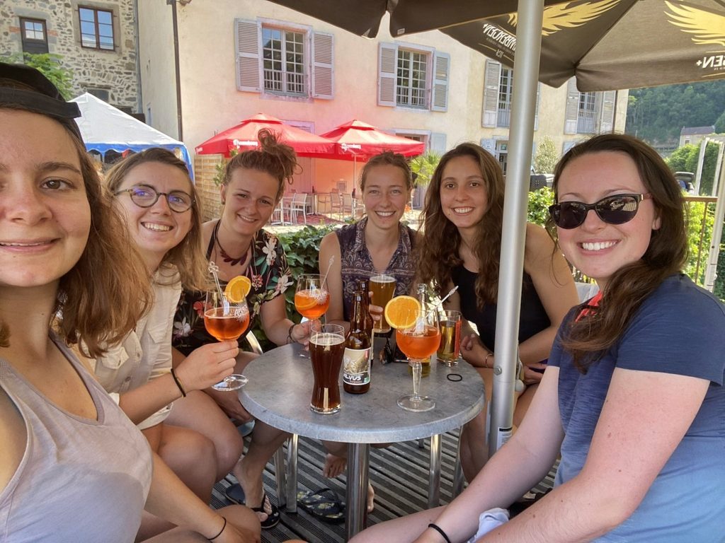 6 demoiselles en terrasse Lavoûte-Chilhac