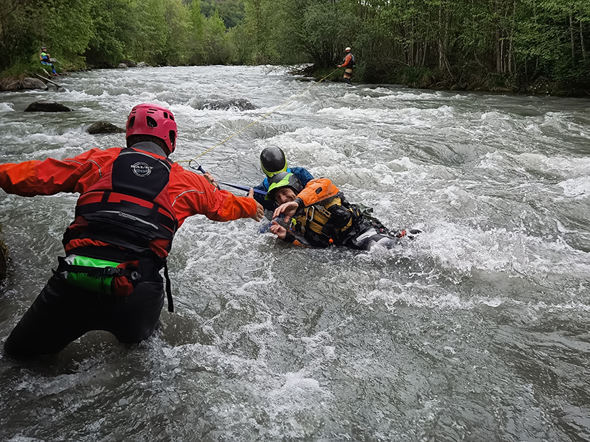 Atelier sécurité en eau vive_Mekong packraft