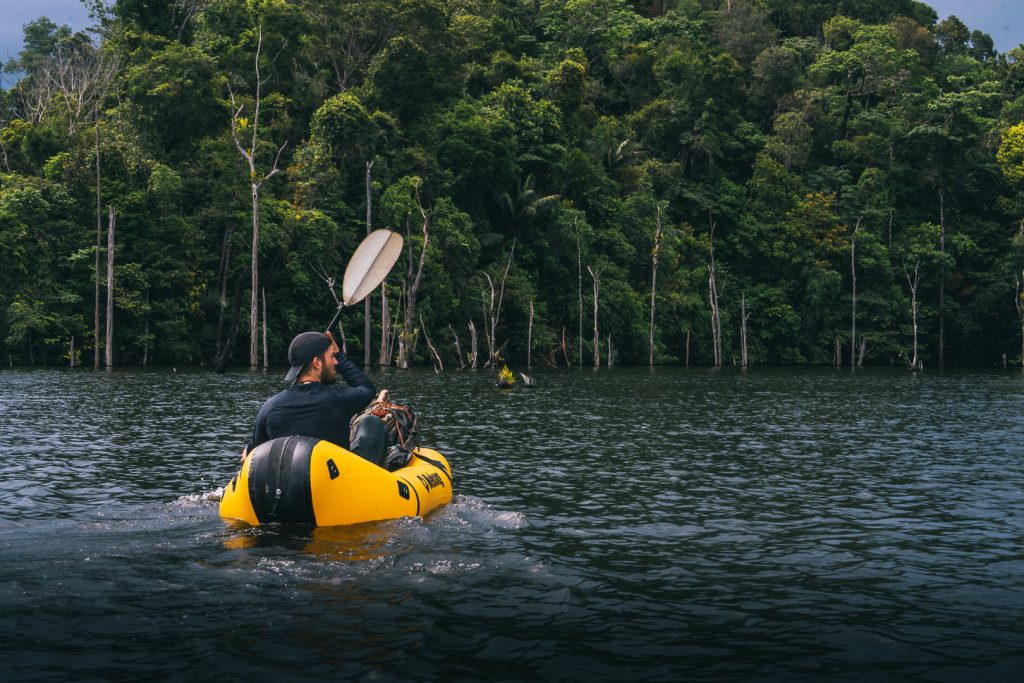 Nico Mathieux dans son packraft Mekong de dos en amazonie