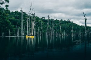 Nico Mathieux en packraft Mekong sur un lac en Amazonie