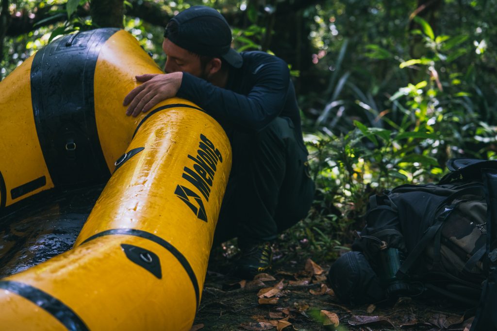 Nico Mathieux en train de gonfler son pack raft Mekong dans la jungle