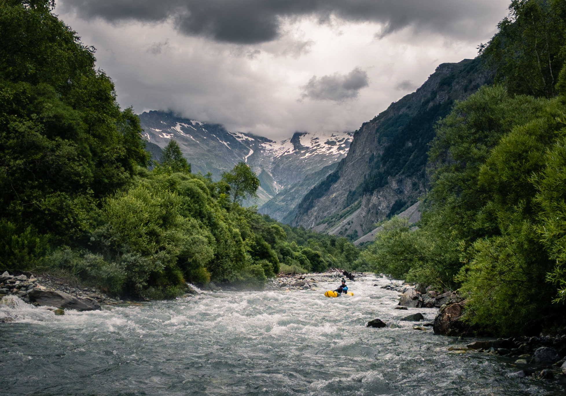 Les Ecrins au fond de la Severaisse en Packraft