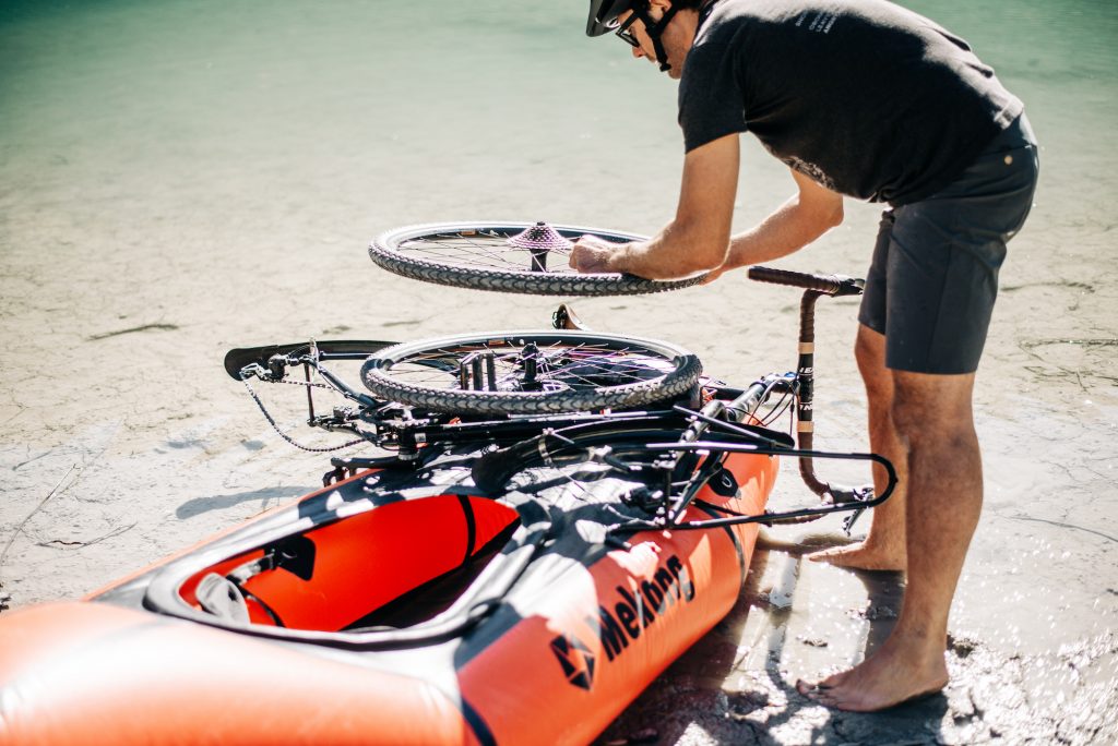 Verdon Kona - Romain Barrez attache son vélo sur un packraft Mekong