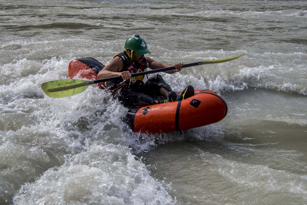 Remi surf un packraft sur la Durance