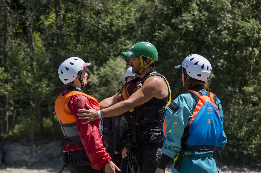 Remi explique la nage defensive pour packraft