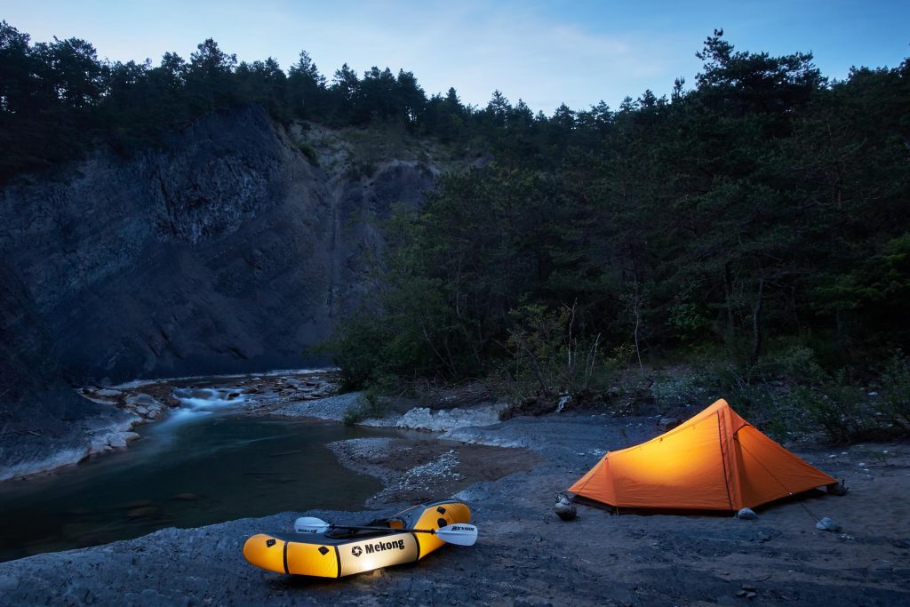 Bivouac le lonc de l'ebron avant une sortie packraft