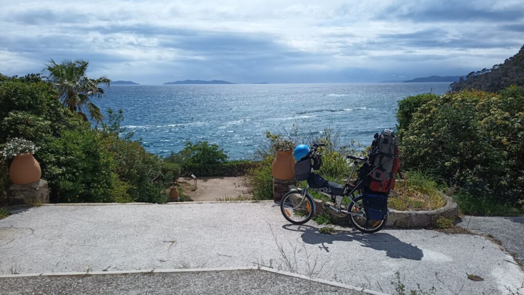 Velo et packraft à la fin de l'itinéraire plein sud