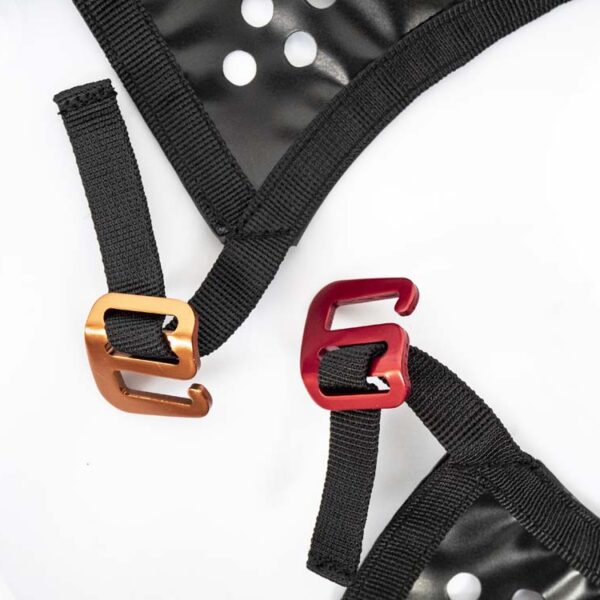 G hook connexion, detail of thigh straps