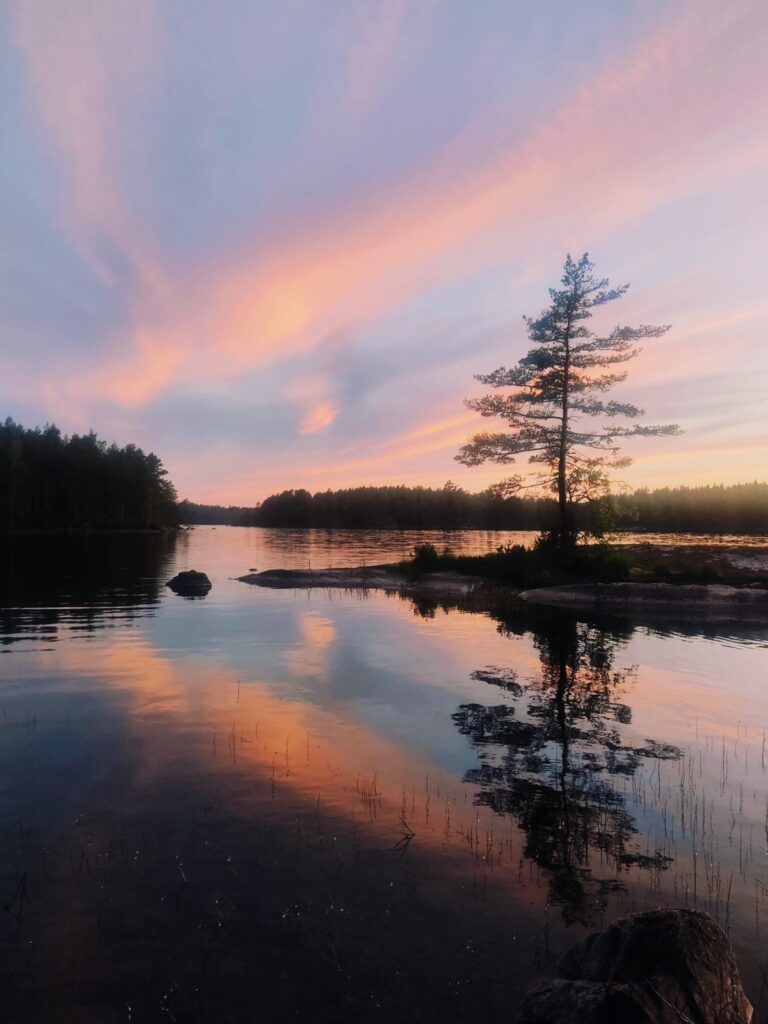 Lever de soleil lors d'une aventure en packraft en Suède.