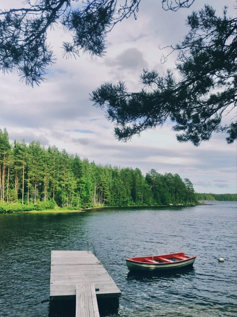 Barque sur un ponton sur les lacs du Dalsland en Suède.