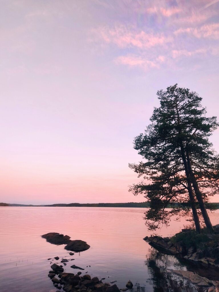 Coucher de soleil lors d'un voyage en packraft en Suède.