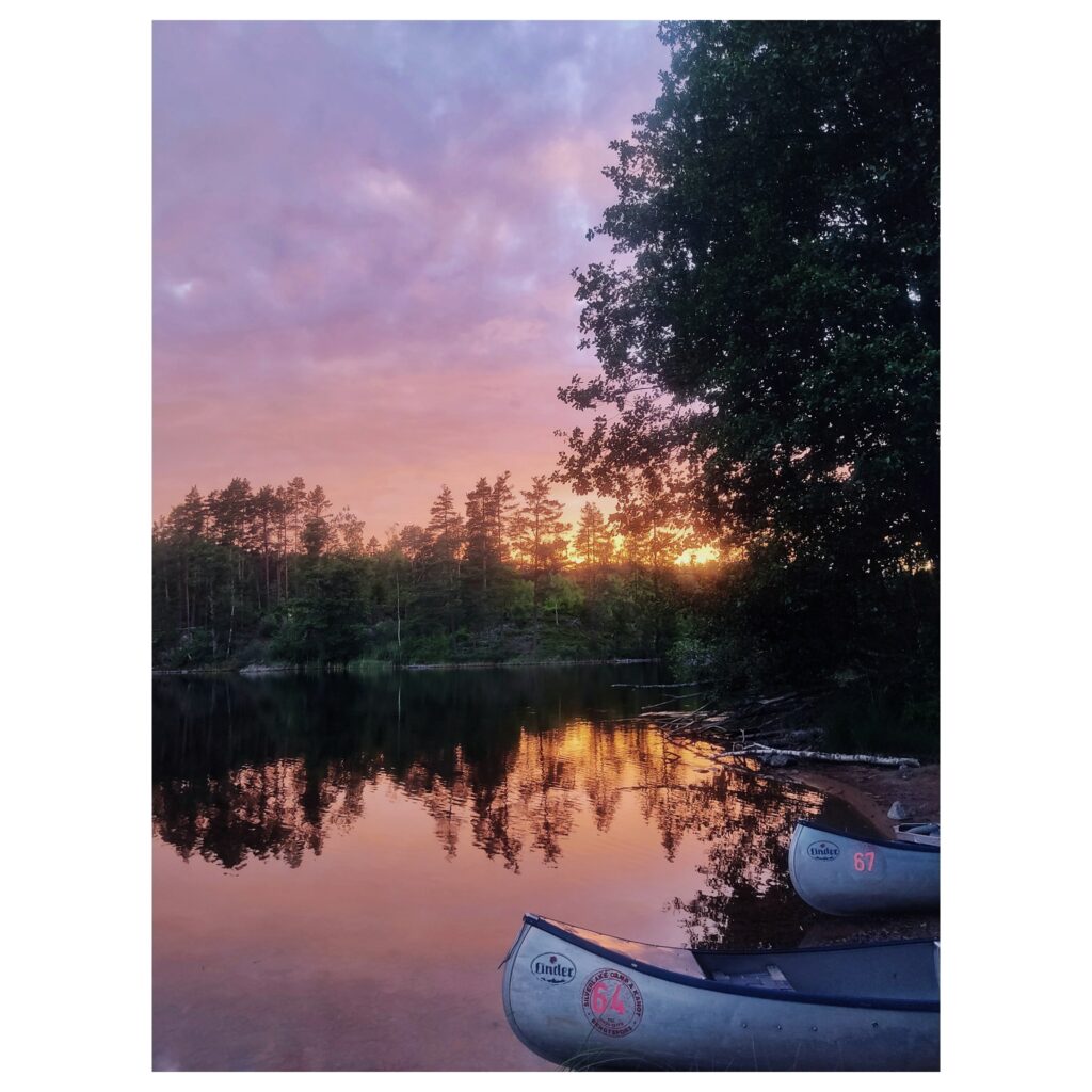 Coucher de soleil et canoë sur le lac Stora Le en Suède.