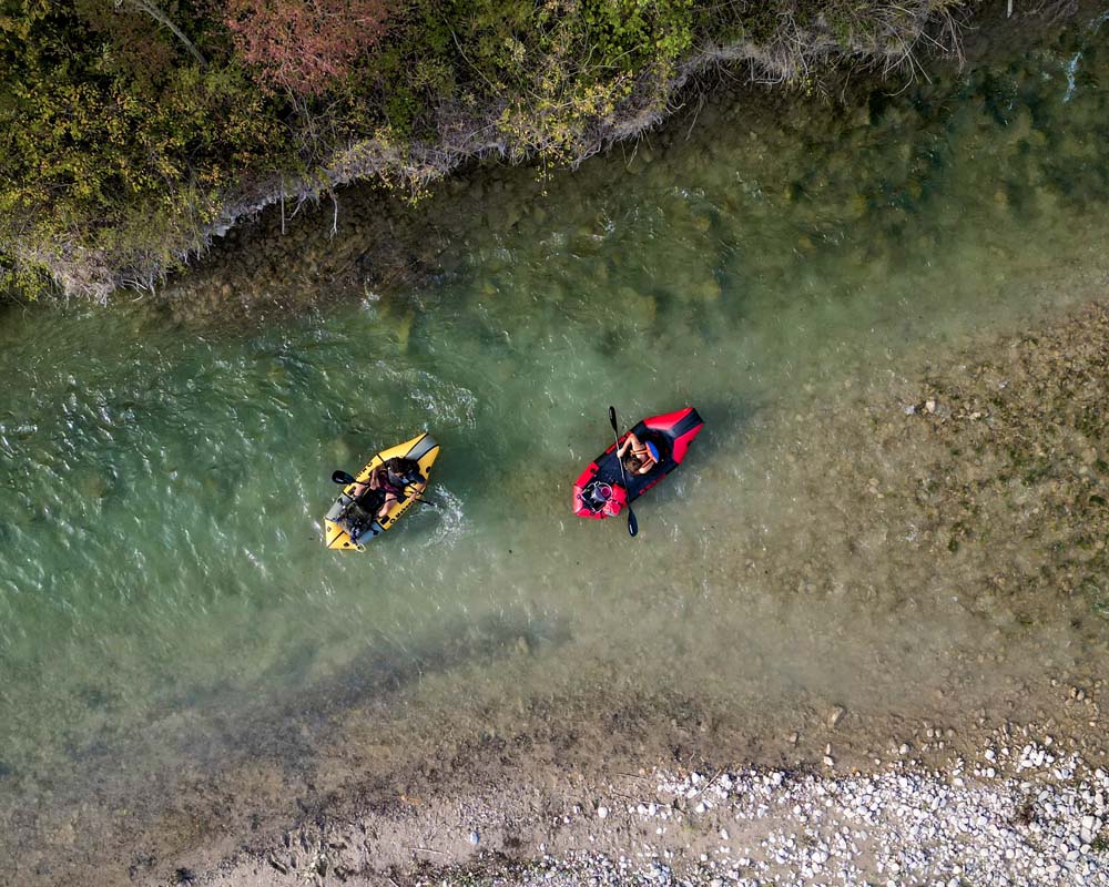Deux packrafts Mekong se baladent sur la rivière Drôme, belle rivière avec son eau transparente!