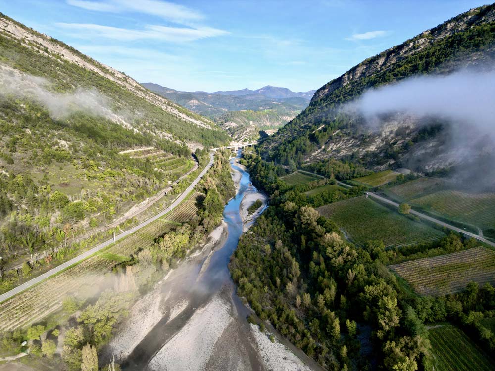 Vue de la Drôme et le départ de la section, avec le village de Pontaix et les vignobles