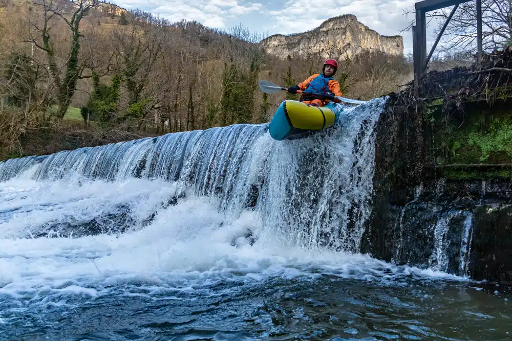 Seuil sur la rivière en Rhônes-Alpes avec kayak gonflable