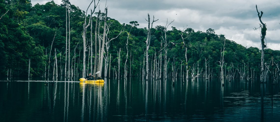 Nico Mathieux en packraft Mekong sur un lac en Amazonie