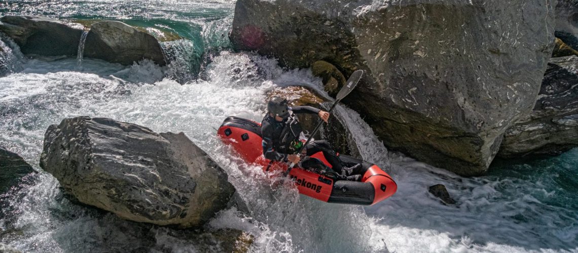 Saut d'une cascade en packraft Mekong